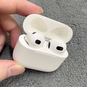 **Premium Wireless Earbuds - Apple AirPods 3 Design, Logo-Free**